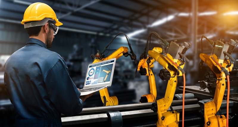 Grundsätzlich gilt, dass die Digitalisierung in der Industrie die Kommunikation von Mensch und Maschine sowie von Maschinen untereinander ist. (Foto: Shutterstock- Blue Planet Studio )