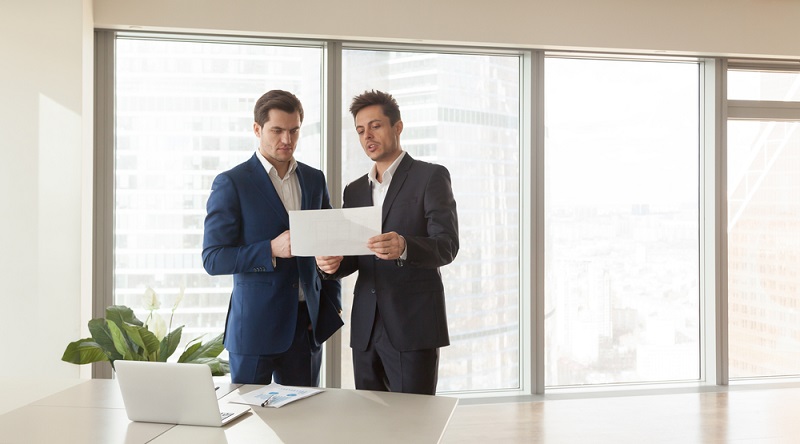 Die Bewertung einer Gewerbeimmobilie erfolgt auf Basis des Ertragswertverfahrens. (Foto: Shutterstock-fizkes)