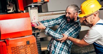 Arbeitssicherheit: Arbeitnehmer müssen im Unternehmen gut geschützt sein Arbeitssicherheit: Arbeitnehmer müssen im Unternehmen gut geschützt sein ( Foto: Shutterstock-Zivica Kerkez)