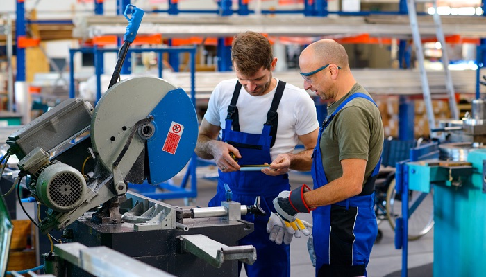 Um die Arbeitssicherheit zu gewährleisten und die Gesundheit der Arbeitnehmer zu schützen, müssen seitens des Arbeitgebers verschiedene Maßnahmen ergriffen werden.( Foto: Shutterstock-Firma V.