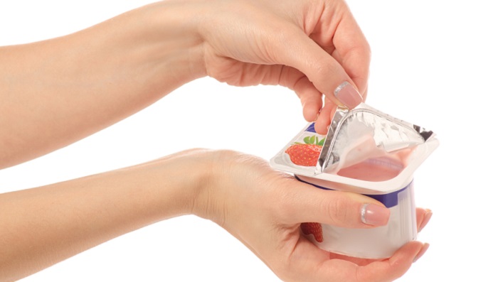 Plastik kann recycelt werden, wenn es sortenrein ist. Das heißt, dass ein Joghurtbecher recyclingfähig ist, in Kombination mit seinem Aluminiumdeckel hingegen kann er nicht wiederverwertet werden. (Foto: Shutterstock-Kabardins photo)