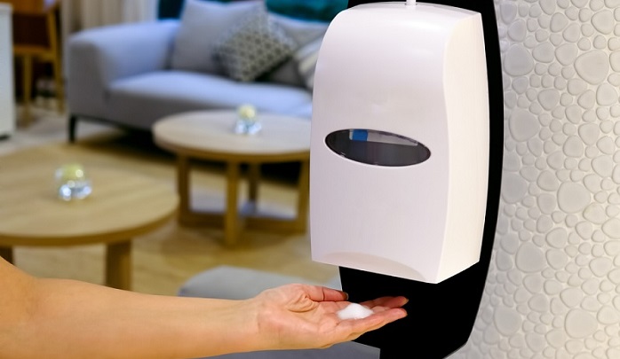 Hygienestationen sollen Sicherheit vermitteln und Kunden, Besuchern und Geschäftspartnern ein gutes Gefühl bei einem Besuch geben. ( Foto: Shutterstock-_ Fotinia )