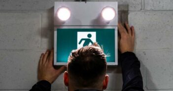 Fluchtwegbeleuchtung: Definition, Vorschriften, Prüfungen und Pflichten Fluchtwegbeleuchtung: Definition, Vorschriften, Prüfungen und Pflichten (Foto: shutterstock - Arman Saturday)