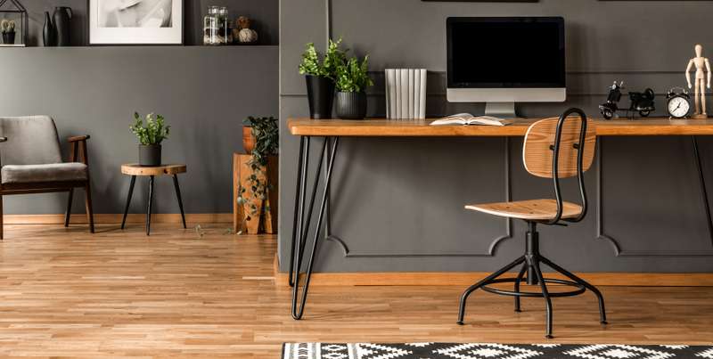 Der Raum ist als klassisches Arbeitszimmer mit wenig Ablenkungsmöglichkeiten perfekt für das konzentrierte Arbeiten geeignet. ( Foto: Shutterstock- Photographee.eu )