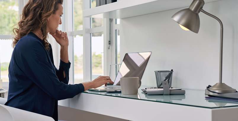 Hier auf dem Bild bietet sich der Unternehmerin eine sehr gute Möglichkeit, konzentriert und produktiv zu arbeiten.( Foto: Shutterstock- Daxiao Productions )