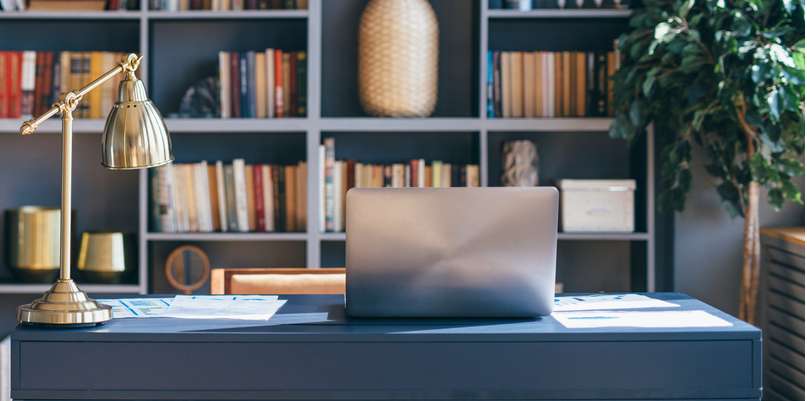 Wer im Home-Office arbeitet und Nachschlagewerke, Ordner oder ähnliche Arbeitsmaterialien benötigt, ist mit einem großen Regal in Griffweite gut beraten. ( Foto: Shutterstock- Undrey )