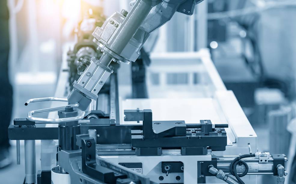 Während Drahtbiegemaschinen umfänglich auf der CNC-Technologie basieren, wurde im benachbarten beriech der Rohrbiegung bereits auf Industrieroboter gesetzt, welche den Biegevorgang am Material übernehmen. Unser Foto zeigt die hochtechnologische Materialhandhabung im Robotik-Rohrbiegeverfahren. Die hochtechnologische Prozesssteuerung (hier in der Automobilteileherstellung) übernimmt ein Computersystem. (Foto: shutterstock - Pixel B)