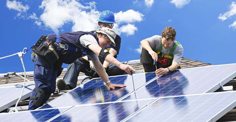 Aktuell sind Photovoltaikanlagen ausgesprochen günstig zu haben. ( Foto: Shutterstock- Elena Elisseeva)