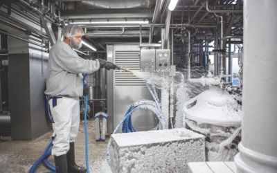 Reinigung mit manuellem Niederdruckverfahren in einem Betrieb der Milchverarbeitung (Foto: System Cleaners)