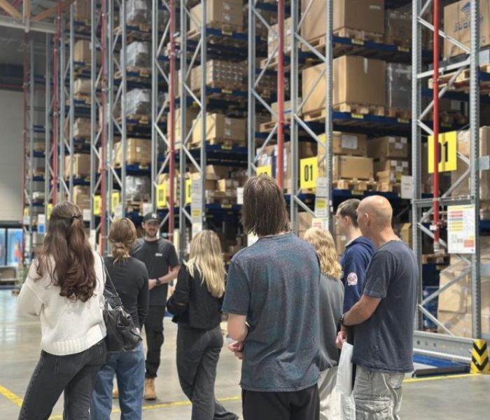 Werksführung im Logistikzentrum: Gäste erhalten direkte Einblicke (Foto: SMC Deutschland)
