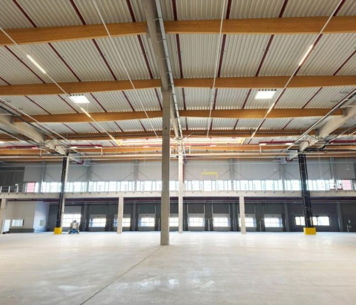 60.000 Quadratmeter Logistikfl&auml;che, 13 Meter Raumh&ouml;he und 82 Tore (Foto: K&Uuml;BLER GmbH Energiesparende Hallenheizungen)