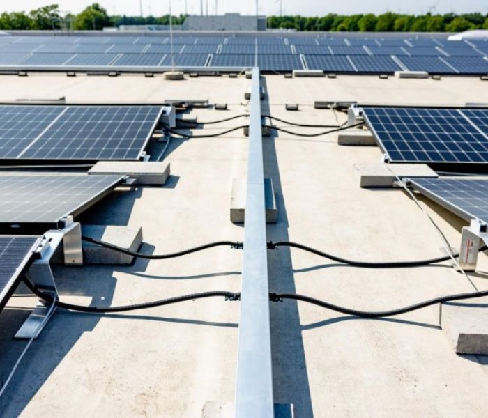 Die Solarkabel wurden UV-gesch&uuml;tzt in metallischen Kan&auml;len verlegt. (Foto: Simone Reukauf)