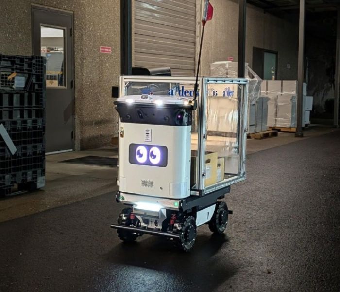 Cartken Hauler AMR navigiert nachts im Au&szlig;enbereich. (Foto: Cartken GmbH)