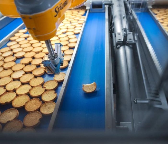 Der Roboter kann bis zu 80 Zwiebackscheiben pro Minute aussortieren (Foto: St&auml;ubli Tec-Systems GmbH Robotics)