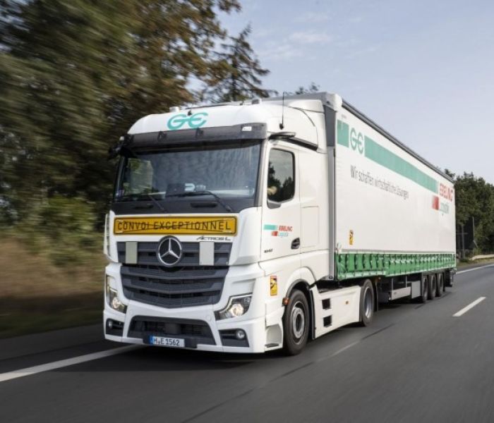 Ein Lkw von Ebeling Logistik unterwegs im t&auml;glichen Einsatz (Foto: Ebeling Logistik GmbH)